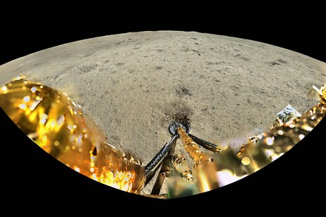 Panoramica del sito di allunaggio della missione Chang'e 6 (fonte: CNSA/CLEP)