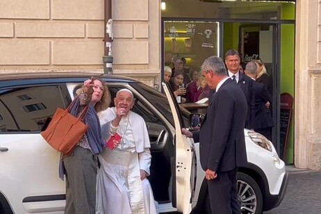 Papa Francisco chega para encontro com Emma Bonino em Roma