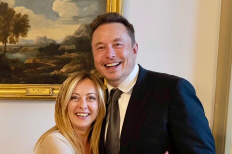 Meloni compartilhou uma foto sua com Musk em seu perfil no X