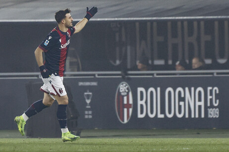 Riccardo Orsolini, do Bologna, celebrando um gol marcado contra o Venezia pela Série A