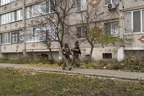 Militares rusos patrullan en la región de Kursk.