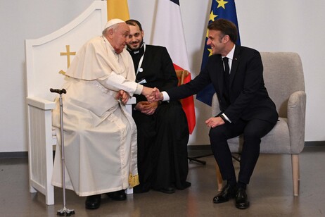 El papa en Ajaccio, se reune con Macron