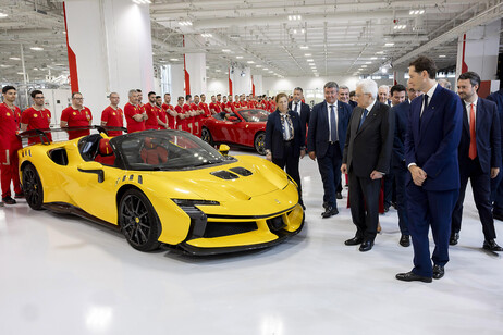 El presidente Sergio Mattarella, John Elkann y un modelo brioso de Ferrari