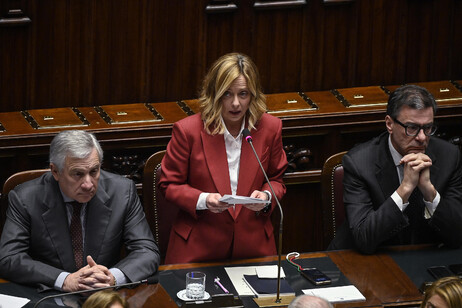 Giorgia Meloni discursa na Câmara dos Deputados