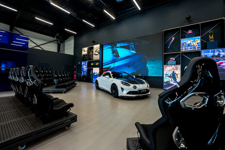 Alpine apre un nuovo experience center a Le Mans