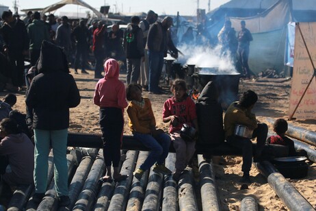 Palestinos em fila para conseguir ajuda humanitária