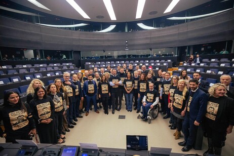 Eurodeputati Patrioti al Pe con maglia di solidarietà a Salvini