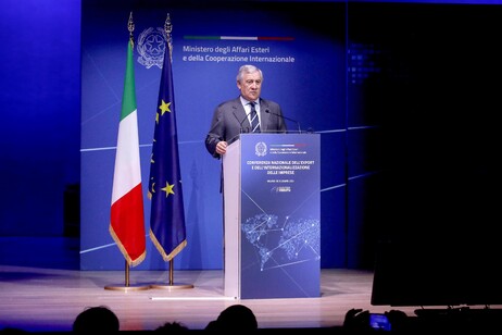 Antonio Tajani discursa durante evento em Milão