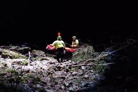 La speleologa Ottavia Piana estratta dalla grotta