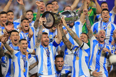 Argentina, bicampeona de la Copa América, cierra el año en la cima del ranking FIFA