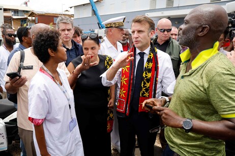 Macron chega a Mayotte para acompanhar tragédia e levar ajuda