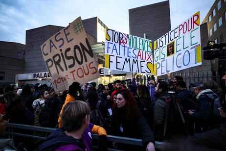 Feministas en apoyo a Gisèle Pélicot.