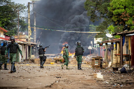 Militares nas ruas de Conacri, na Guiné, em foto de arquivo