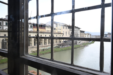 Une el Palacio Viejo con el Palacio Pitti, por sobre los Uffizi.