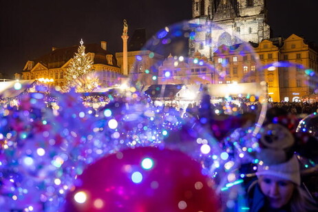 La belleza de las luces navideñas, una postal de Praga