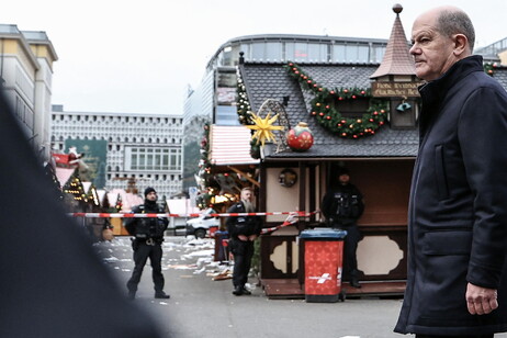 El canciller alemán, Olaf Scholz, visita el mercado navideño de Magdeburgo.