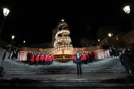 Árvore de natal da Bulgari ilumina Natal na capital italiana