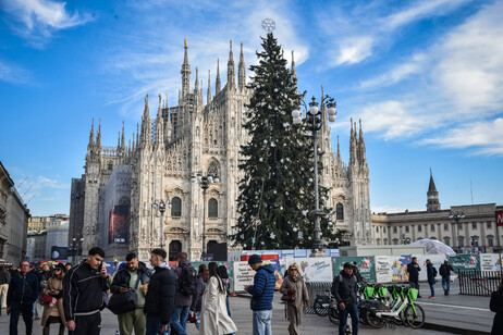 Árvore do Natal 2024 na praça do Duomo, em Milão, que não terá show de Réveillon