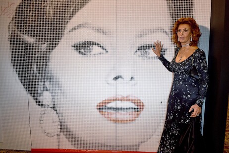 Aos 90 anos, a italiana Sophia Loren consagrou-se como um das maiores atrizes do cinema mundial