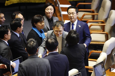 Parlamento de Corea del Sur vota impeachment.