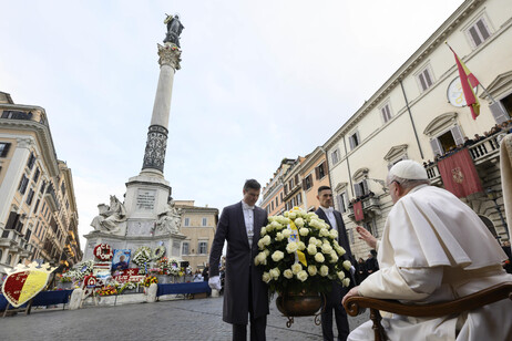 Francisco durante oração na Piazza di Spagna