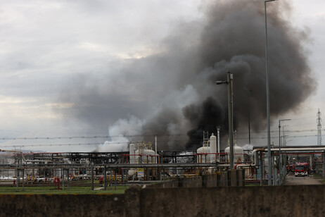 Explosión y fuego en depósito del ENI cerca de Florencia