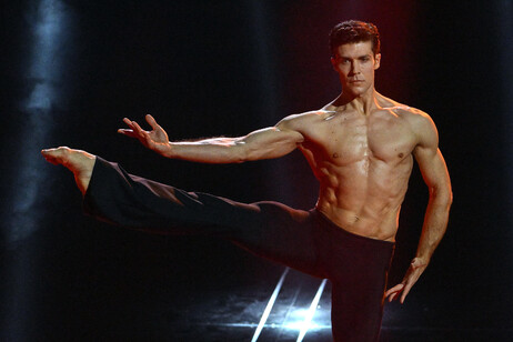 Roberto Bolle all'Ariston balla Bolero