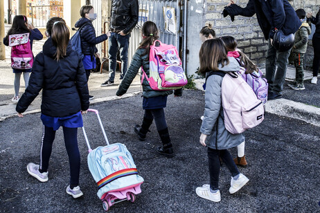 L'ingresso di una scuola (foto d'archivio)