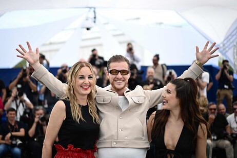 Agathe Riedinger, Idir Azougli e Malou Khebizi durante il photocall di Diamant Brut