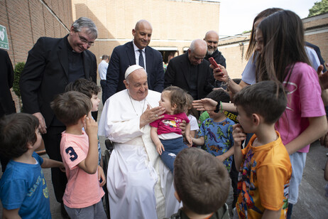 Papa recebe crianças em paróquia na capital da Itália