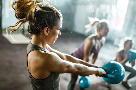 Allenamento della forza: esercizi con kettle bell foto iStock.