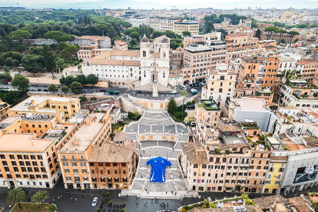 Camisa gigante da Itália é colocada na Piazza di Spagna, em Roma