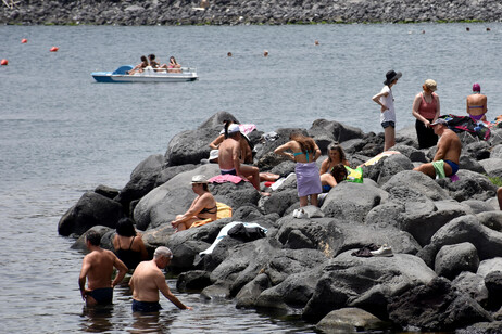 Algunos valientes acudieron a la playa en Catania, Sicilia