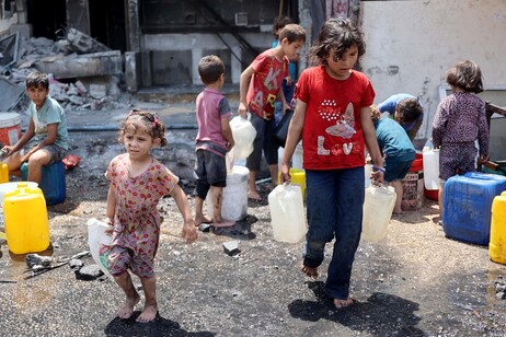 La lucha de los niños por conseguir agua en Gaza