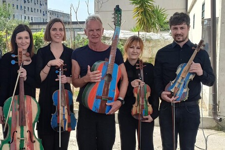 Sting dedica un concierto en la cárcel de Secondigliano (Napoli), donde se halla  el segundo laboratorio de lutería (ANSA)