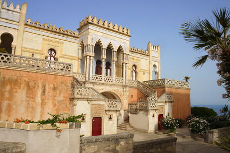 Coast of Salento at Santa Cesarea Terme, villa @iStock.