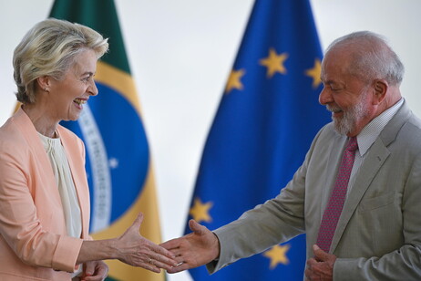 Os presidentes Ursula von der Leyen e Lula durante encontro em junho de 2023