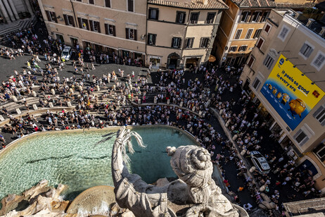 Multidão ao redor da Fontana di Trevi, em Roma