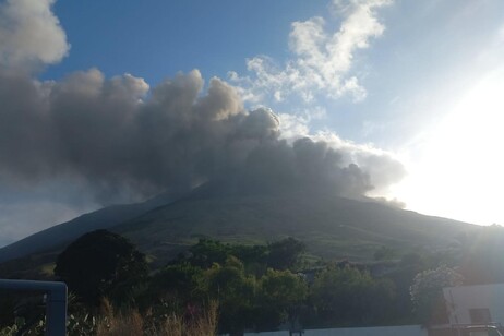 Nube de ceniza por volcán Stromboli