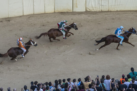 Competidores disputam Palio de Siena na Piazza del Campo