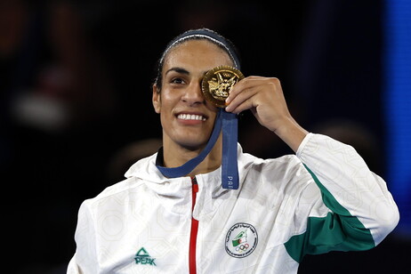 Kelif com medalha de ouro durante as Olimpíadas de Paris