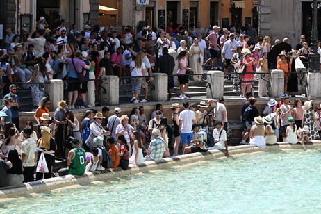 Multidão na beira da Fontana di Trevi, em Roma