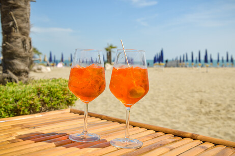 Spritz sulla spiaggia al Lido di Venezia foto iStock.