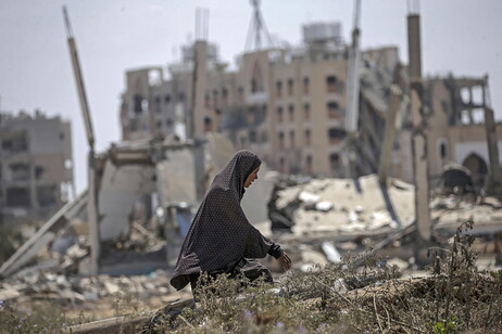 Residents return to destroyed homes in Gaza