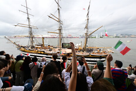 Despedida do veleiro Amerigo Vespucci em Tóquio, no Japão