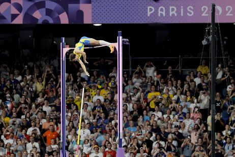 Armand Duplantis 'voa' para bater recorde mundial e olímpico no salto em altura