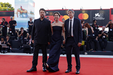 Selton Mello, Fernanda Torres e Walter Salles durante o Festival de Cinema de Veneza