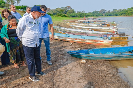 Lula visita área atingida por seca no Amazonas