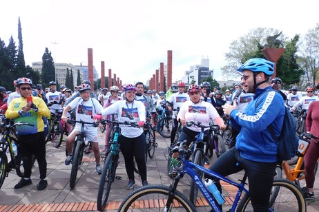 Cônsul Valerio Caruso encabeça pedalada em Porto Alegre