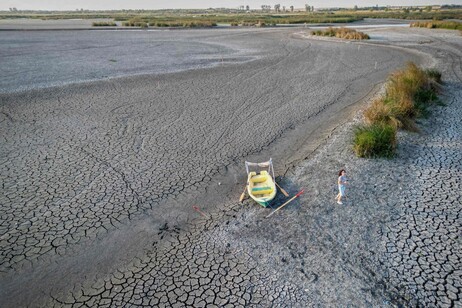 Estiagem em lago na Romênia, no leste europeu